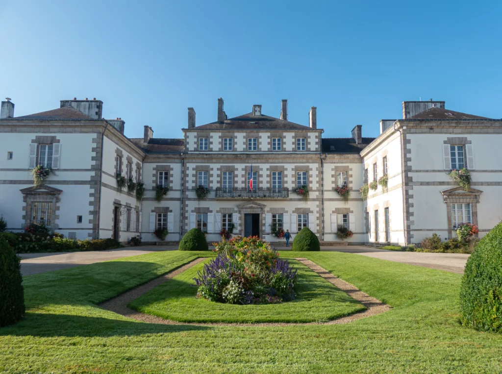 À Pontivy, un été sur les traces de Napoléonville 1 hotel de ville mairie pontivy creditoffice de tourisme pontivy communaute 1