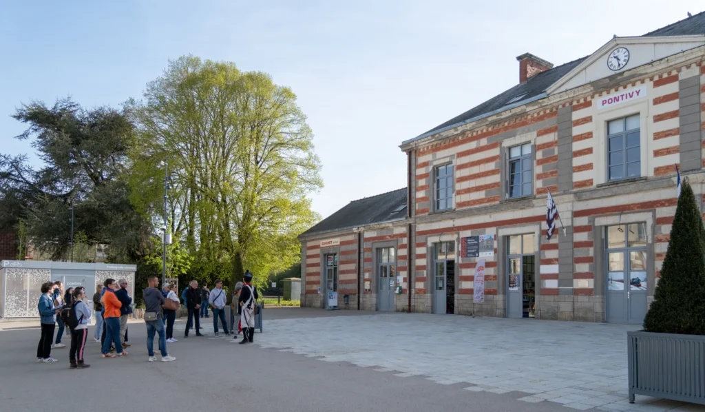 À Pontivy, un été sur les traces de Napoléonville 5 visite quartier napoleonien creditoffice de tourisme pontivy communaute 1